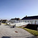 Am Kurhaus 11 *